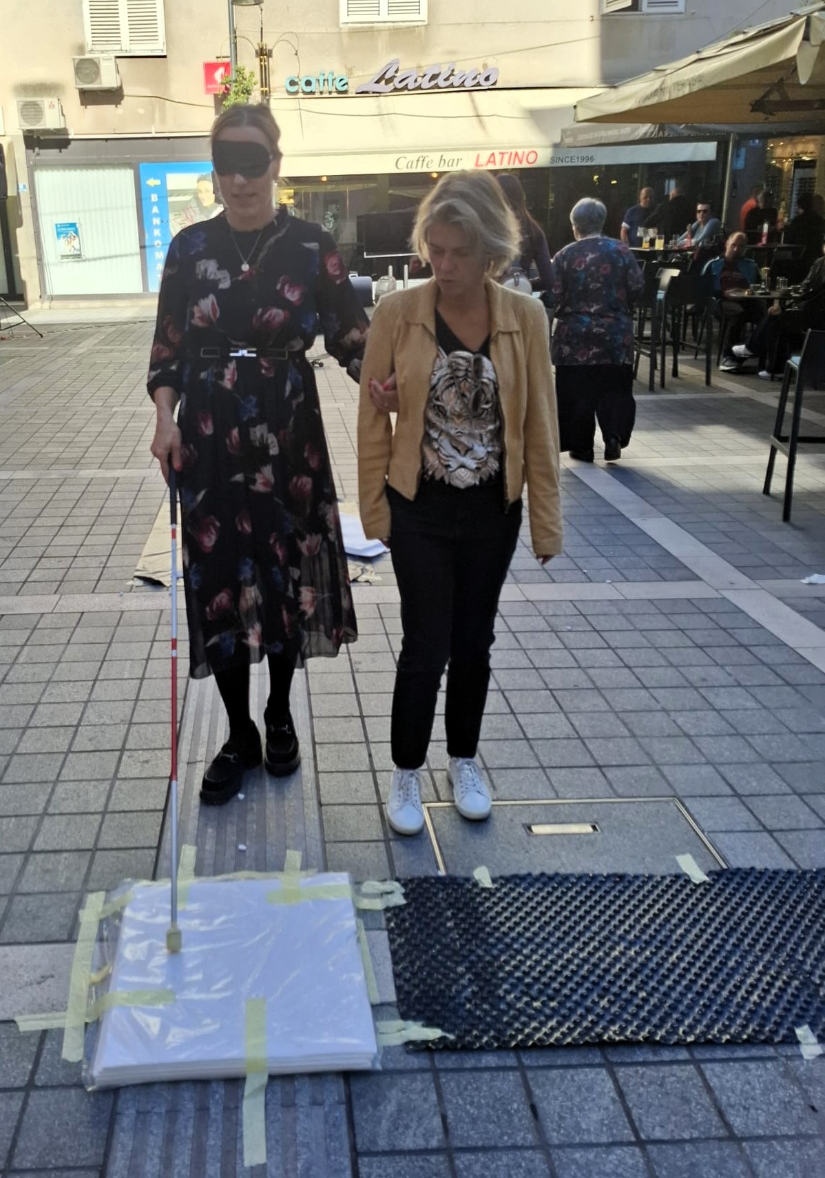 Hodanje s povezom na očima uz pomoć bijelog štapa i uz pratnju videćeg pratitelja na improviziranoj stazi s povišenjem
